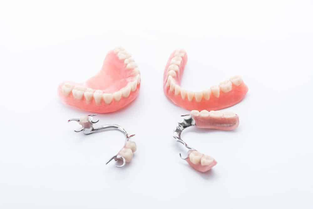 Protezy zębowe warszawa