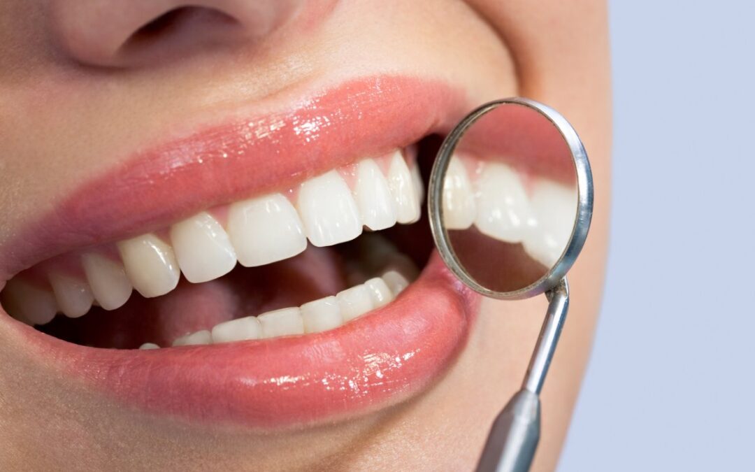 Kruszące się zęby — jakie są przyczyny i co zrobić?